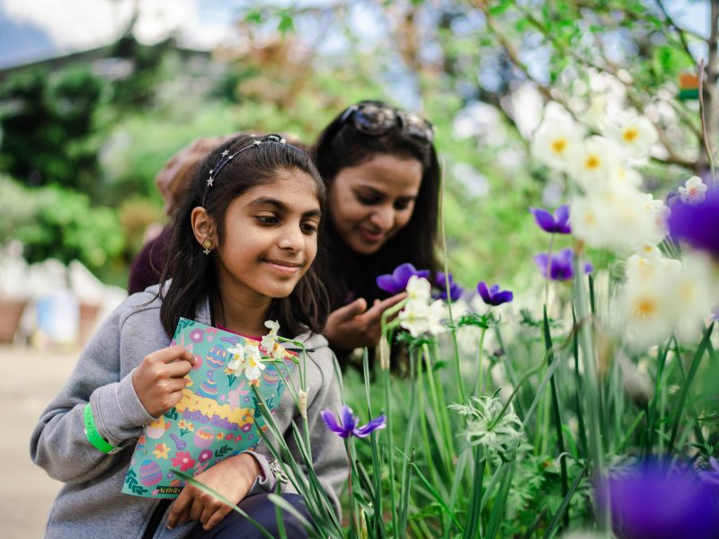 mum-daughter-spring-flowers